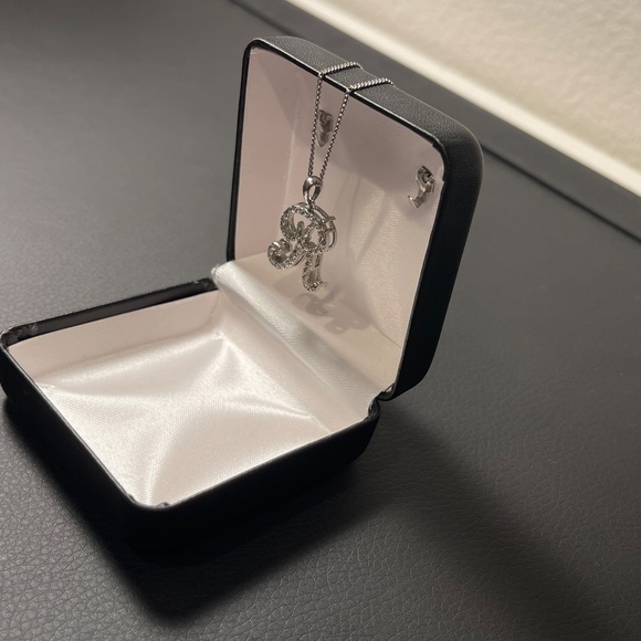 Letter "R" initial necklace - Picture 3 of 8